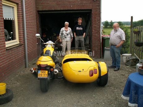 Lies, Maarte en Martien Fransen bewonderen de Moto Guzzi Centauro van Maarte bij Café ’t Spoorzicht in Vortum - Mullem.