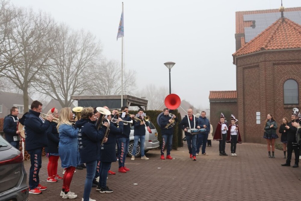 2026-02-08 Hijsen der vlag 