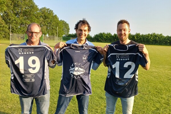 Nieuw shirt O.N.I. tentoongesteld