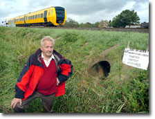 Een informeel monument bij buis langs het spoor